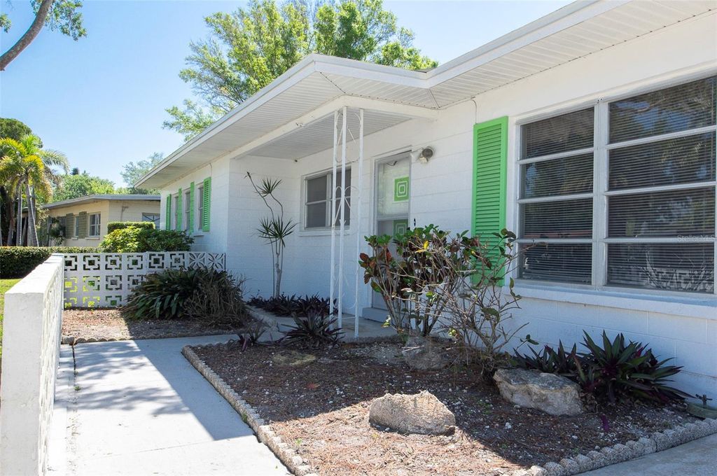 Photo of 15348 Bedford Circle W, Clearwater, FL 33764 (MLS # TB8492507)