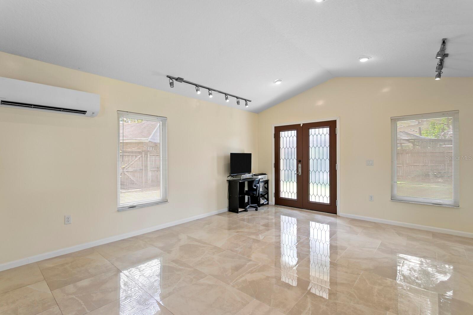 THERESA ARBOR - Residential