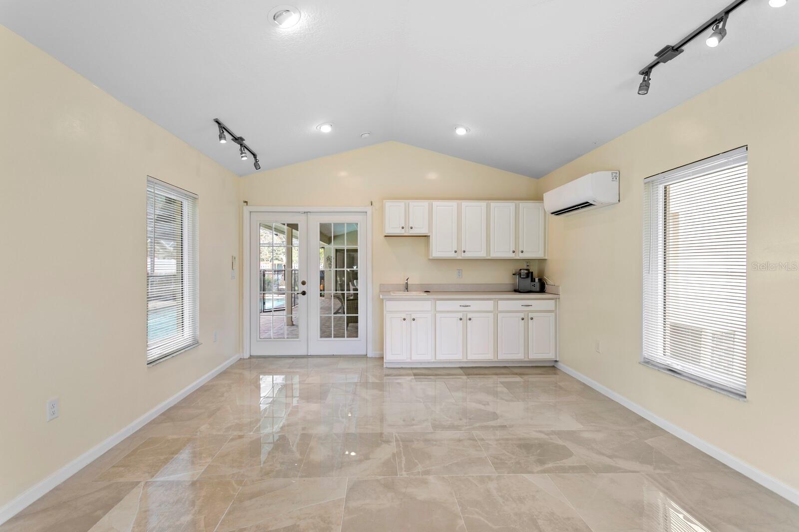 THERESA ARBOR - Residential