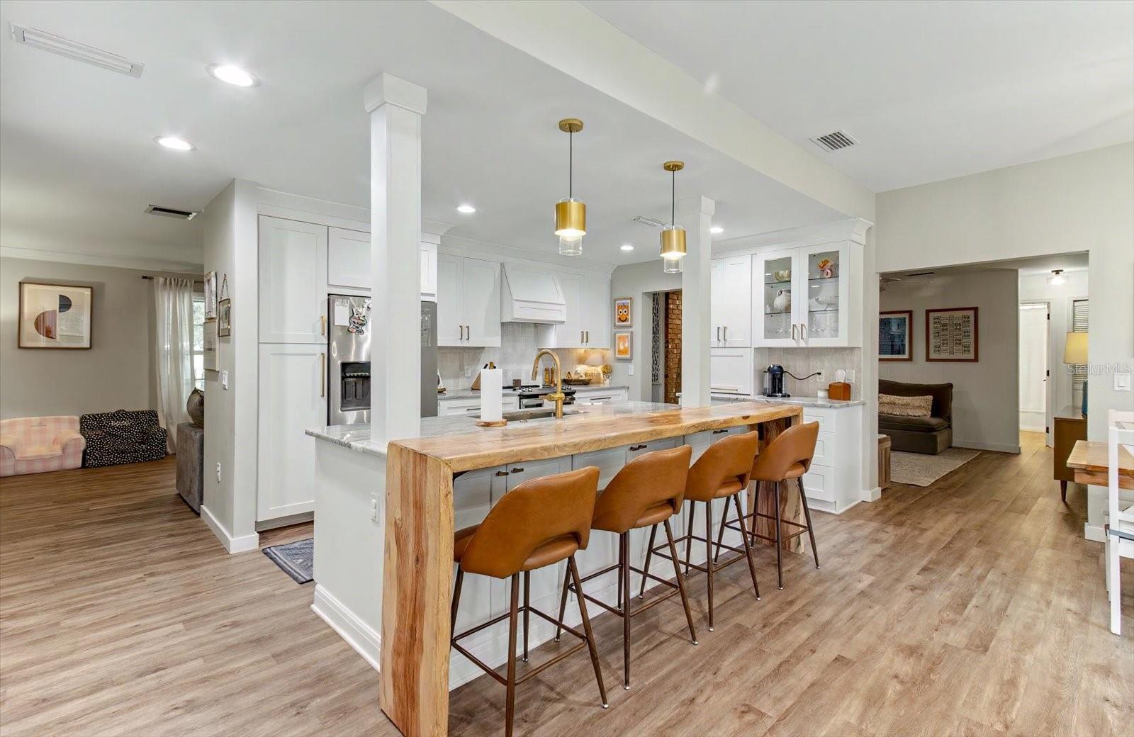 2040 LARCHMONT DRIVE
