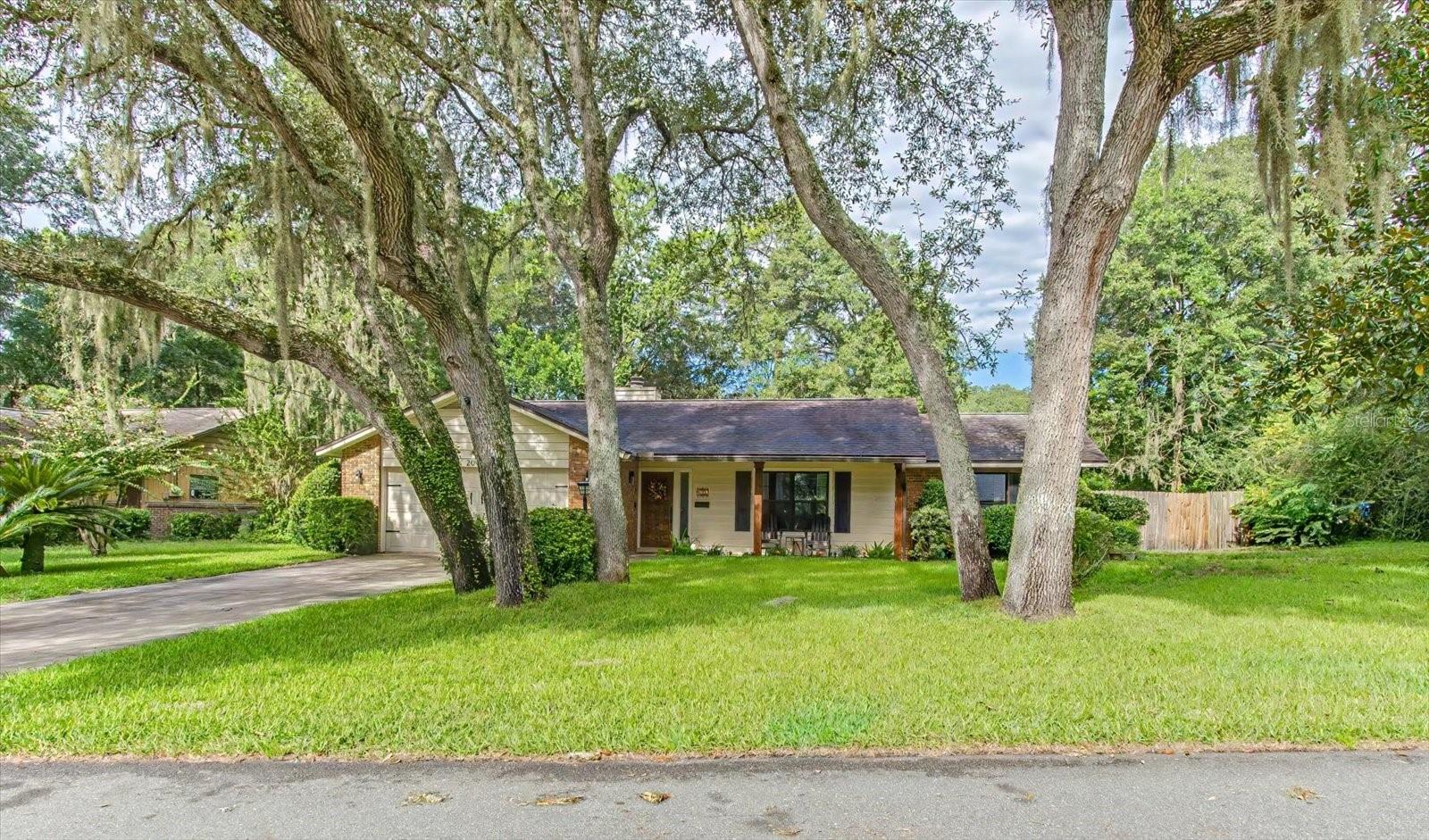 2040 LARCHMONT DRIVE