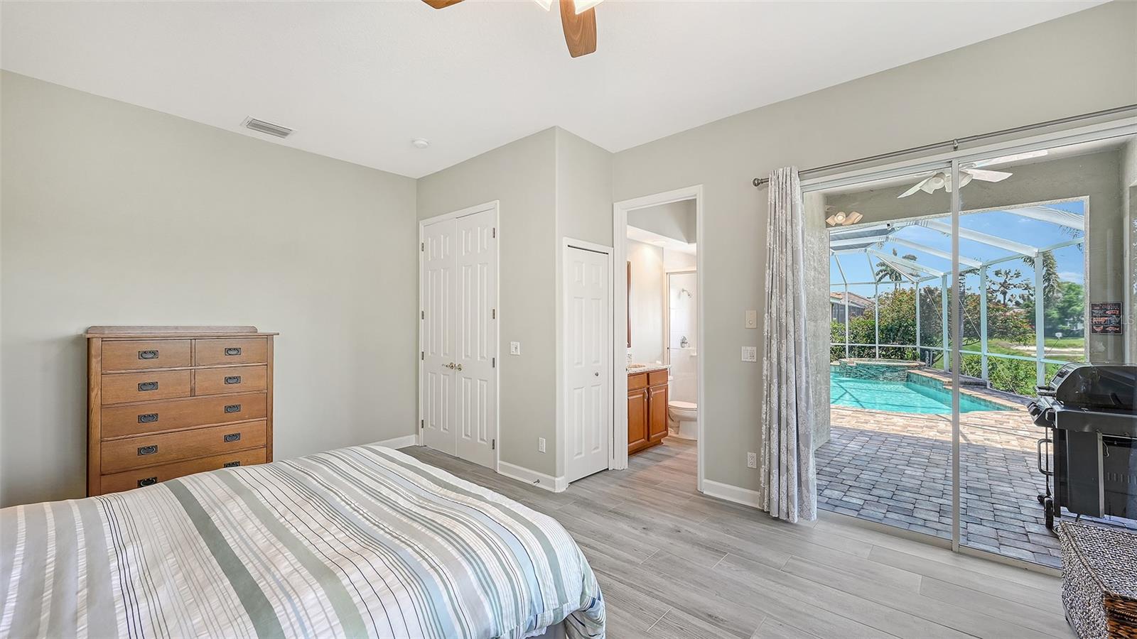 THE HAMPTONS - Residential