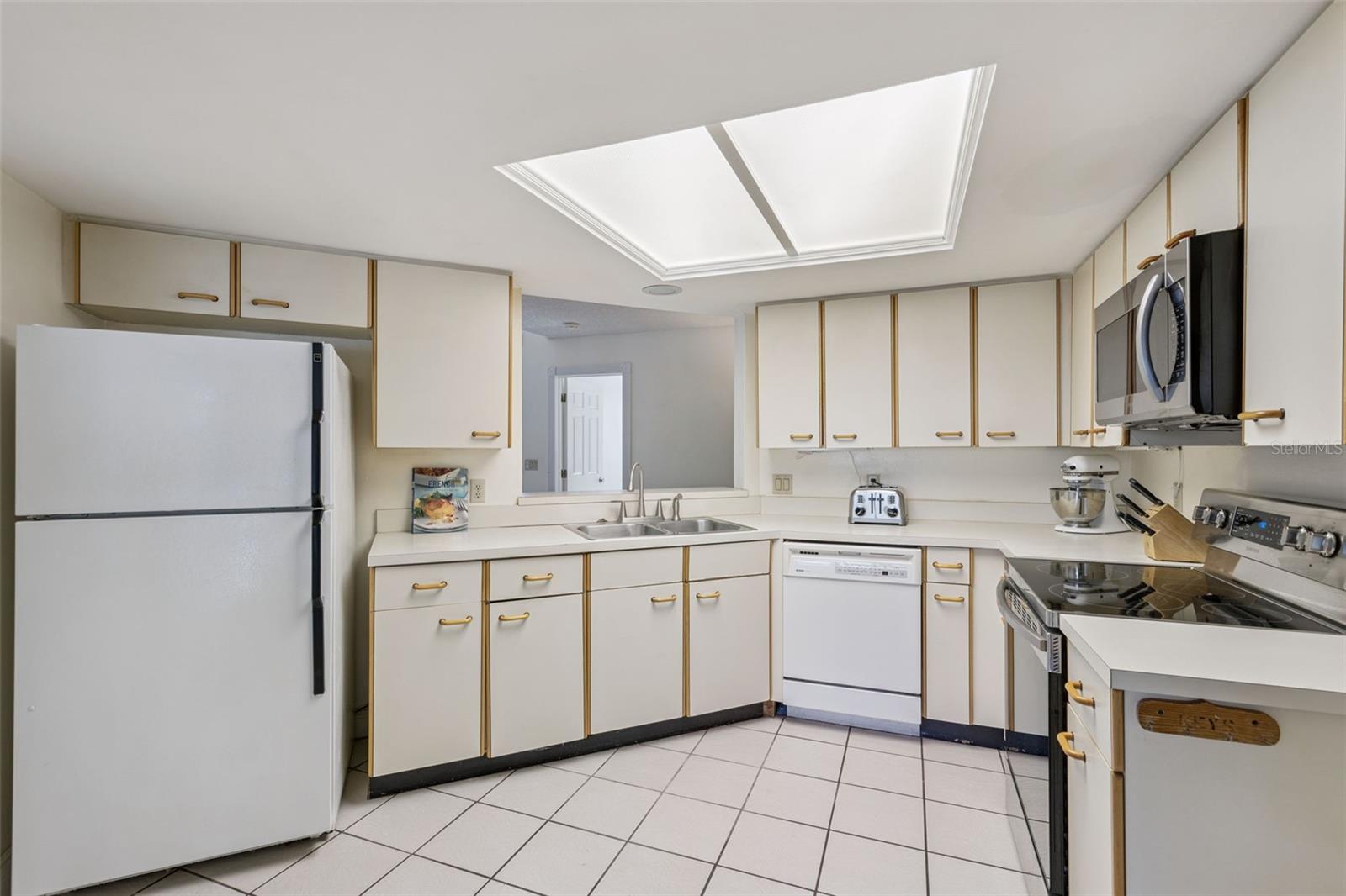 LAKESIDE AT SHADOWBAY - Residential Lease