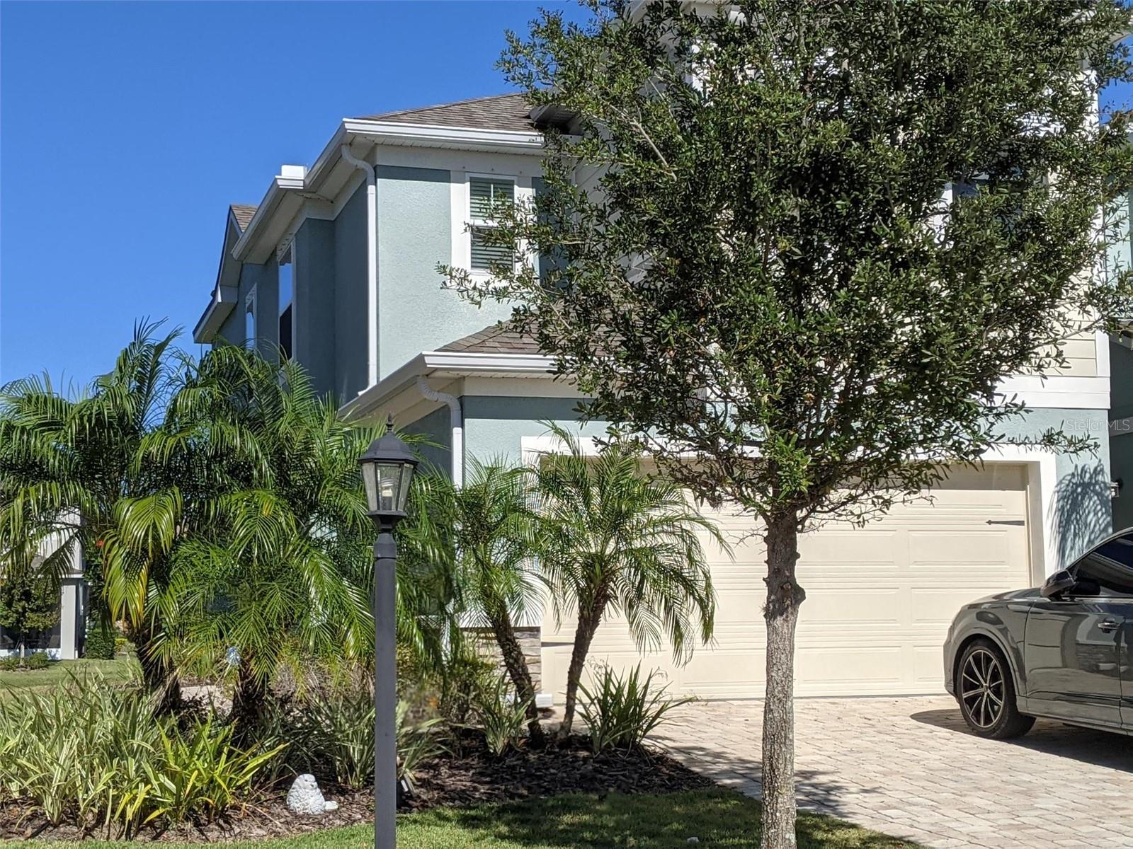 LAKEWOOD RANCH TOWNHOUSE - Beautiful , 3 spacious bedrooms, 2 car garage over looking a lake. All bedrooms are upstairs and laundry room is upstairs! 1/2 bath downstairs is so convenient when you have guest. Near townhouse is the clubhouse with fitness room, infinity pool, and pay ground area. Easy access to everywhere.