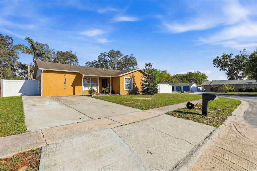 Photo of 1301 Vinemont Drive, Brandon, FL 33510 (MLS # TB8486502)