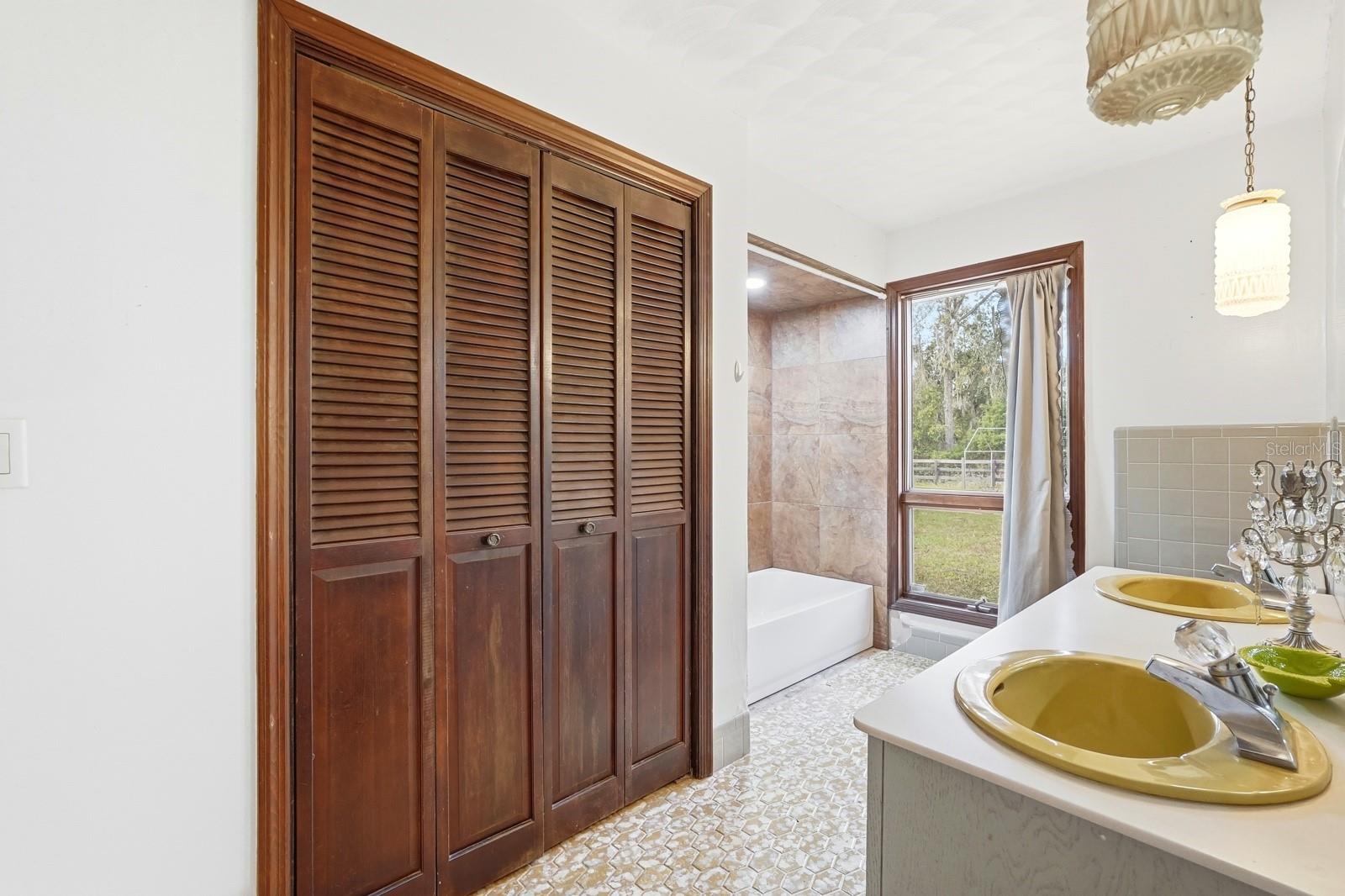 QUIET PLACE IN COUNTRY UNIT 01-04 - Residential