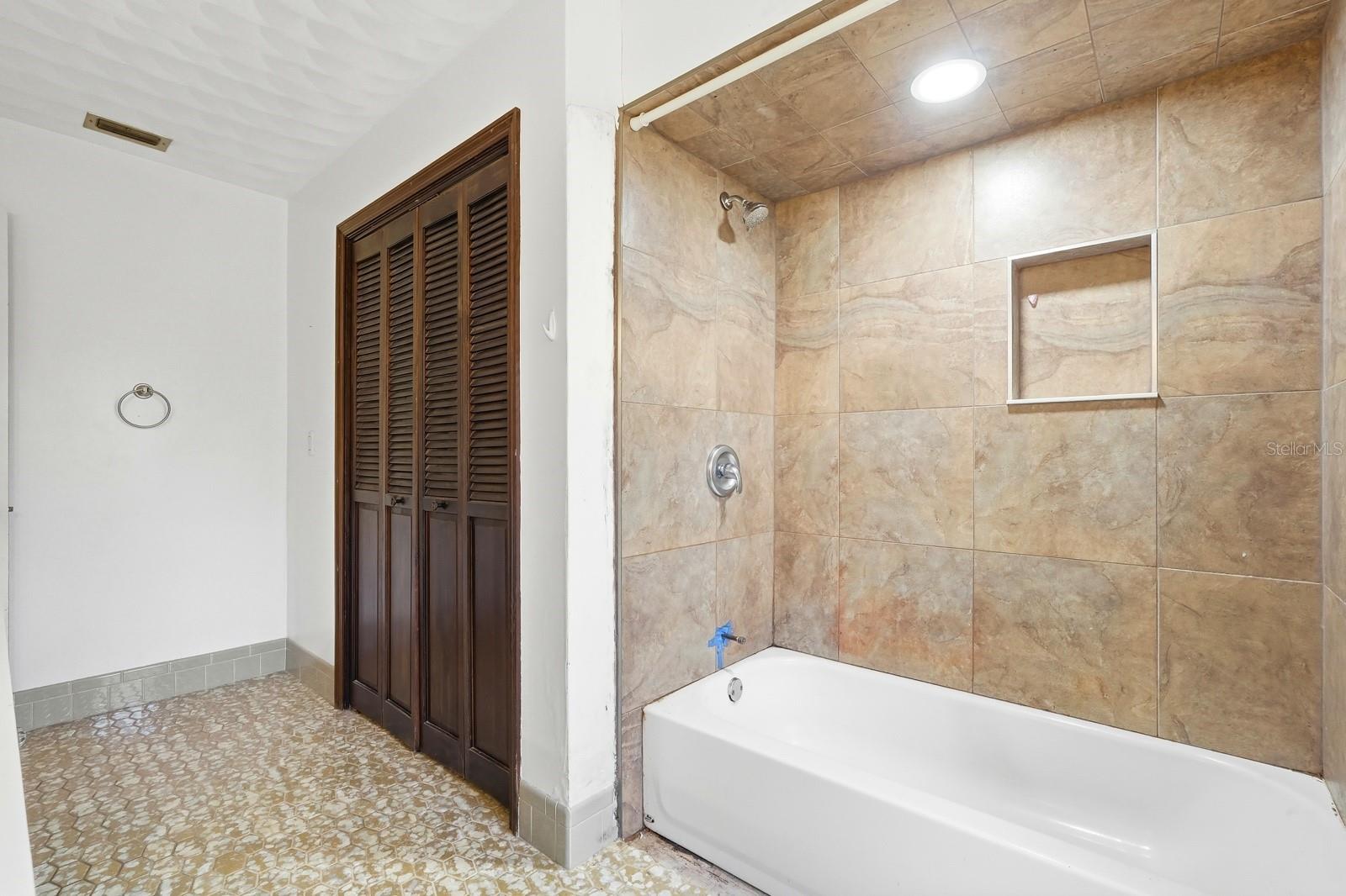 QUIET PLACE IN COUNTRY UNIT 01-04 - Residential