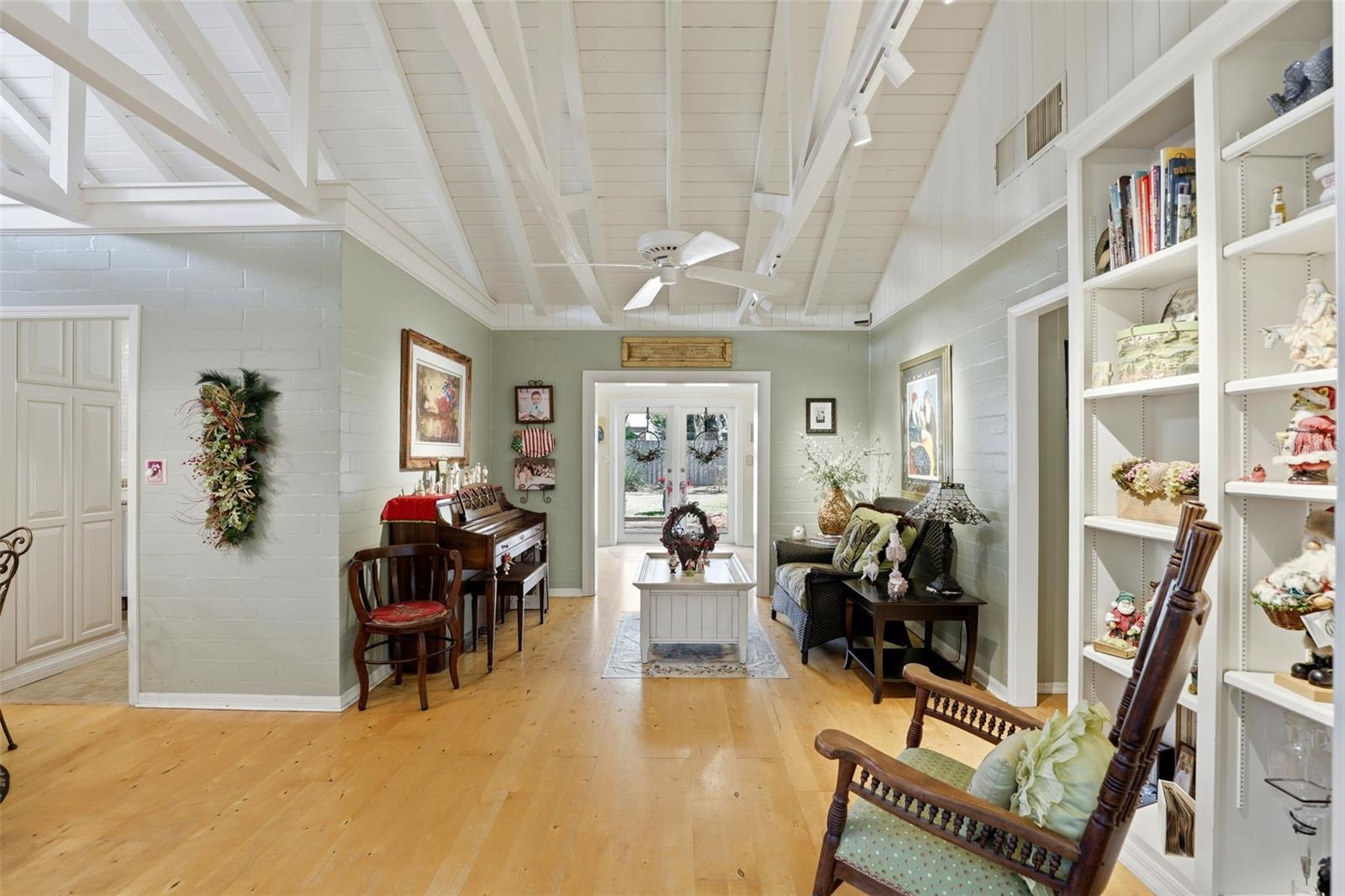 IVANHOE SQUARE - Residential