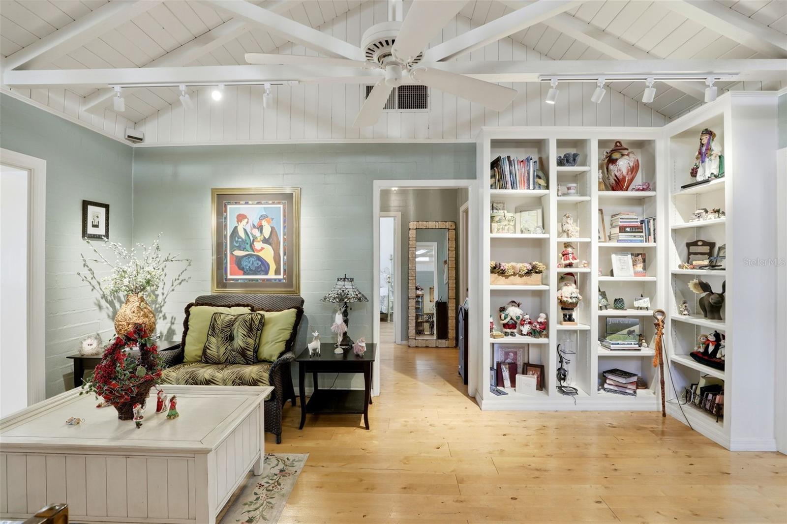 IVANHOE SQUARE - Residential