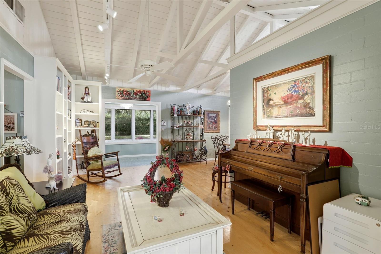 IVANHOE SQUARE - Residential