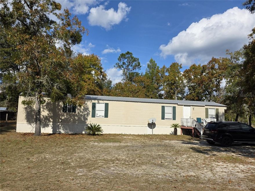 The home sits on a double, corner lot. Convenient to Keystone and conveniences such as doctors, entertainment, drug stores, restaurants. Keystone beach and city park. Easy commute to Gainesville, Palatka and Jacksonville.