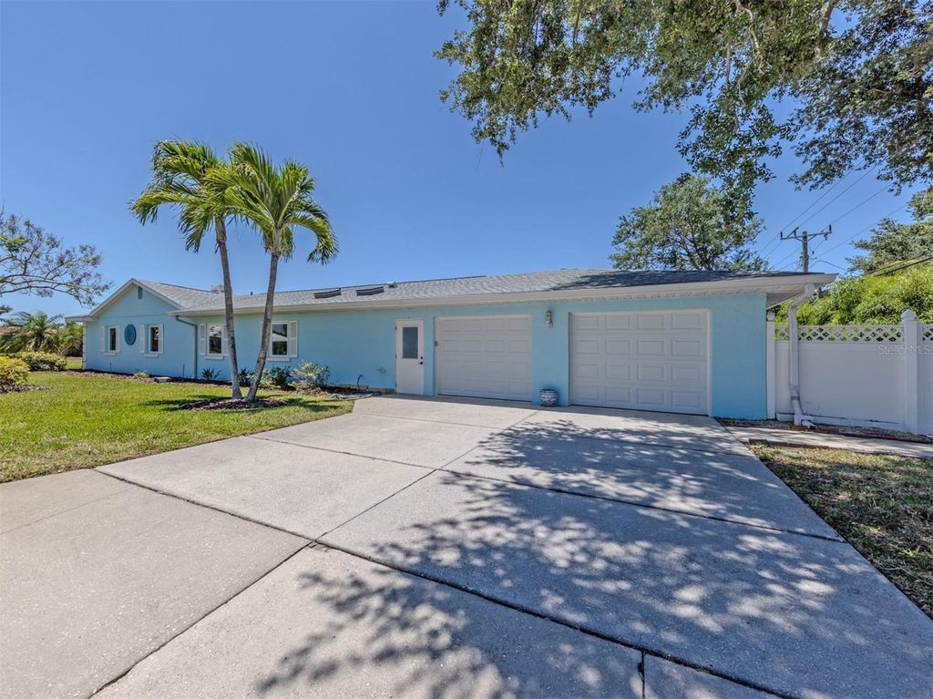 Photo of 500 Alhambra Road, Venice, FL 34285 (MLS # N6144388)