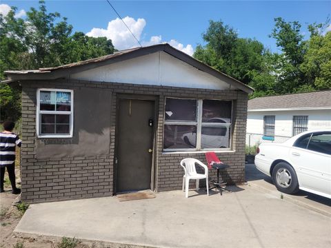 Photo of 1715 SW 3rd Street, Ocala, FL 34471 (MLS # O6303349) Photo of 1715 SW 3rd Street, Ocala, FL 34471 (MLS # O6303349)