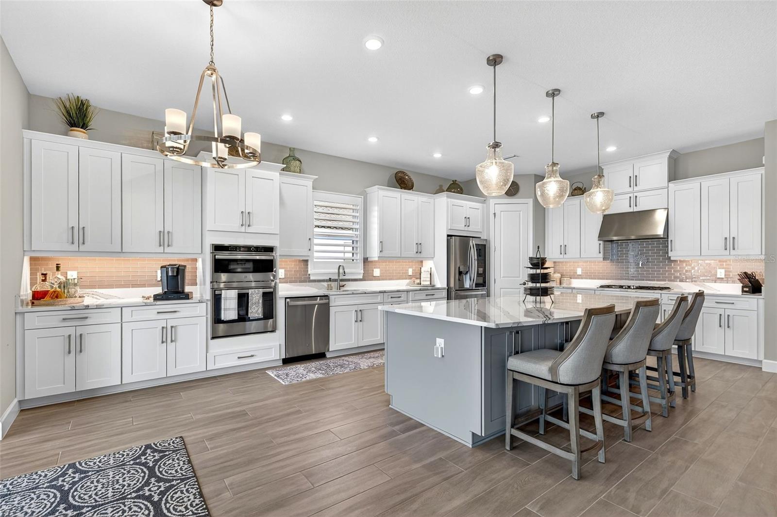 AZARIO ESPLANADE PH V - Residential