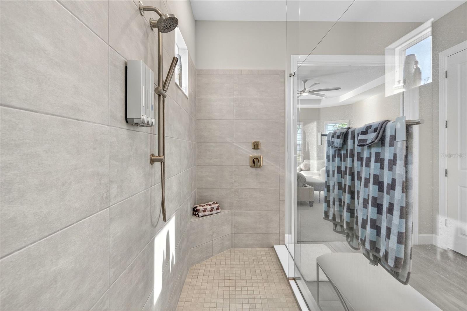 AZARIO ESPLANADE PH V - Residential