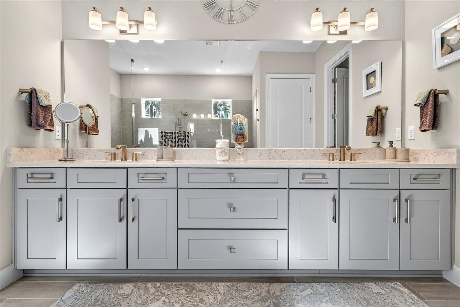 AZARIO ESPLANADE PH V - Residential