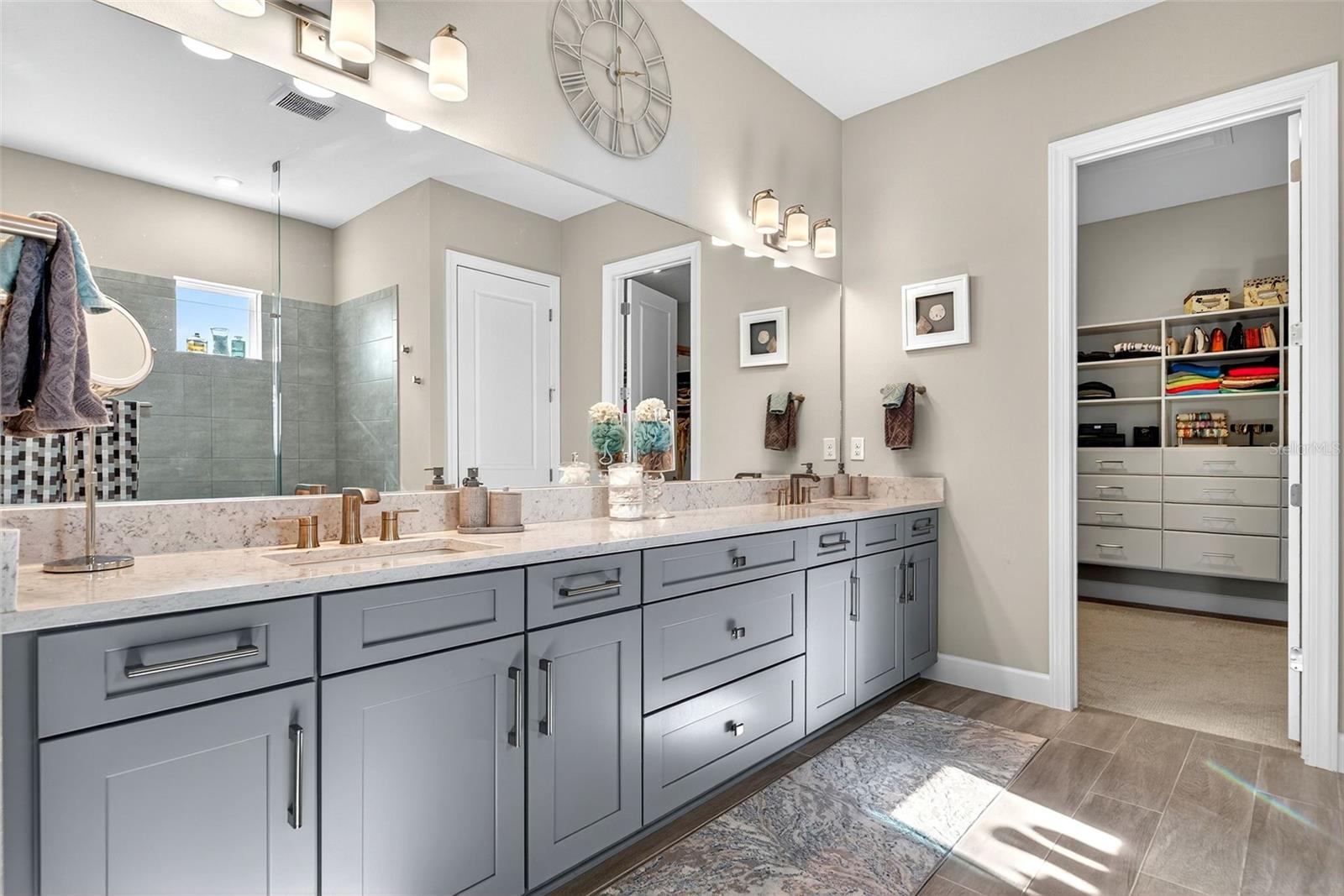 AZARIO ESPLANADE PH V - Residential