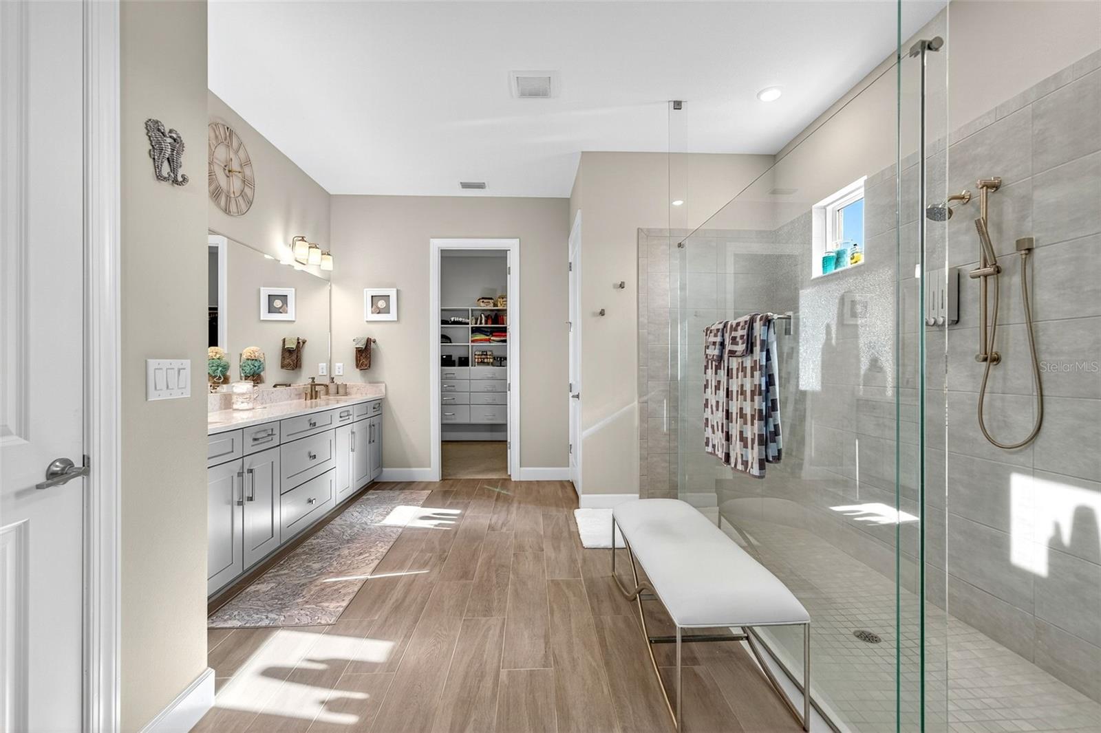 AZARIO ESPLANADE PH V - Residential