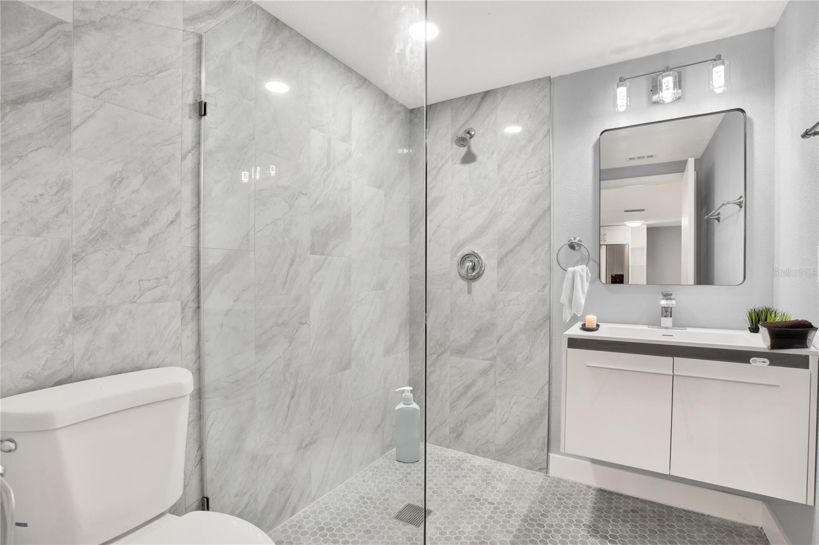 COLONIAL HILLS - Residential