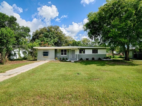 Photo of 2014 Helms Avenue, Leesburg, FL 34748 (MLS # O6437710)