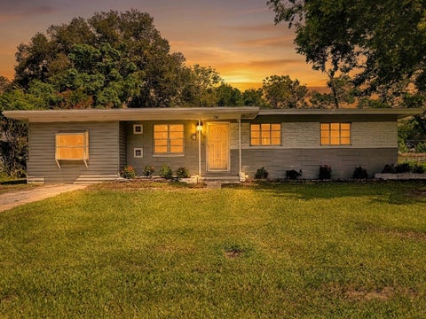 Tiny photo for 2014 Helms Avenue, Leesburg, FL 34748 (MLS # O6437710)