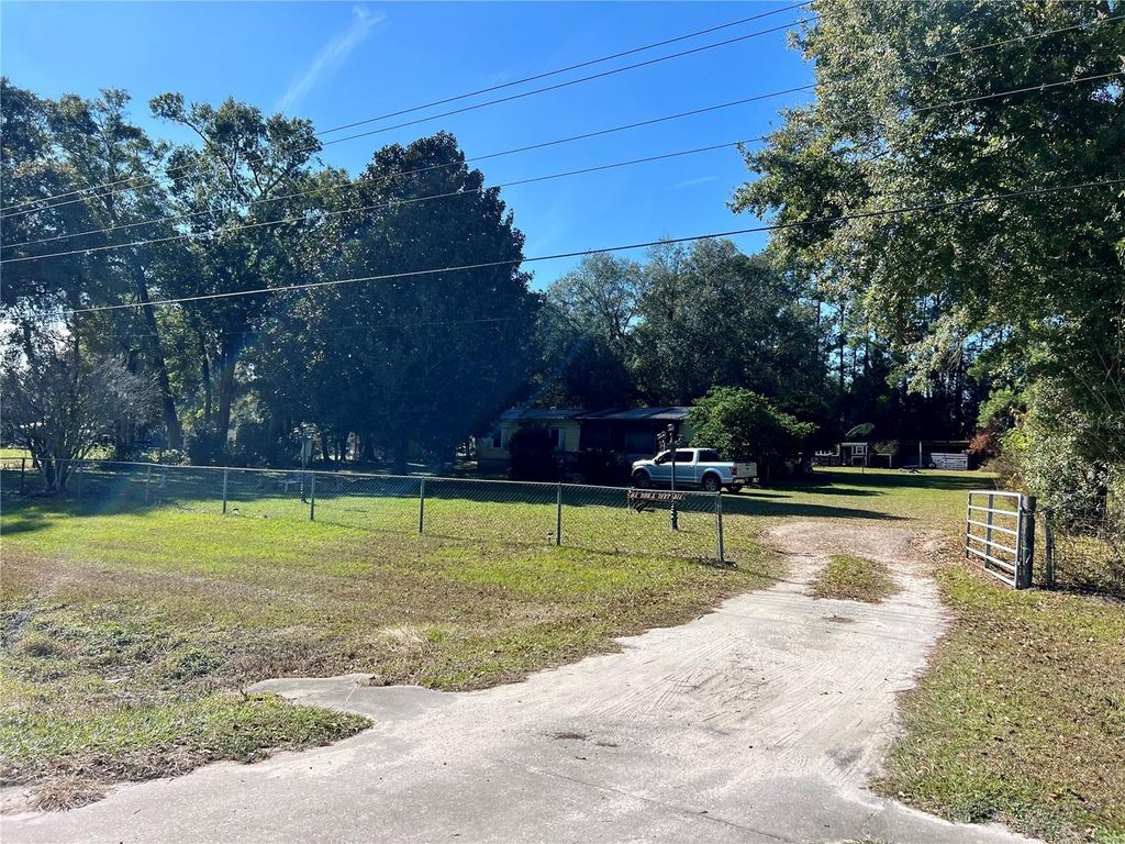 Photo of 11820 NW Highway 225, Reddick, FL 32686 (MLS # OM716534)