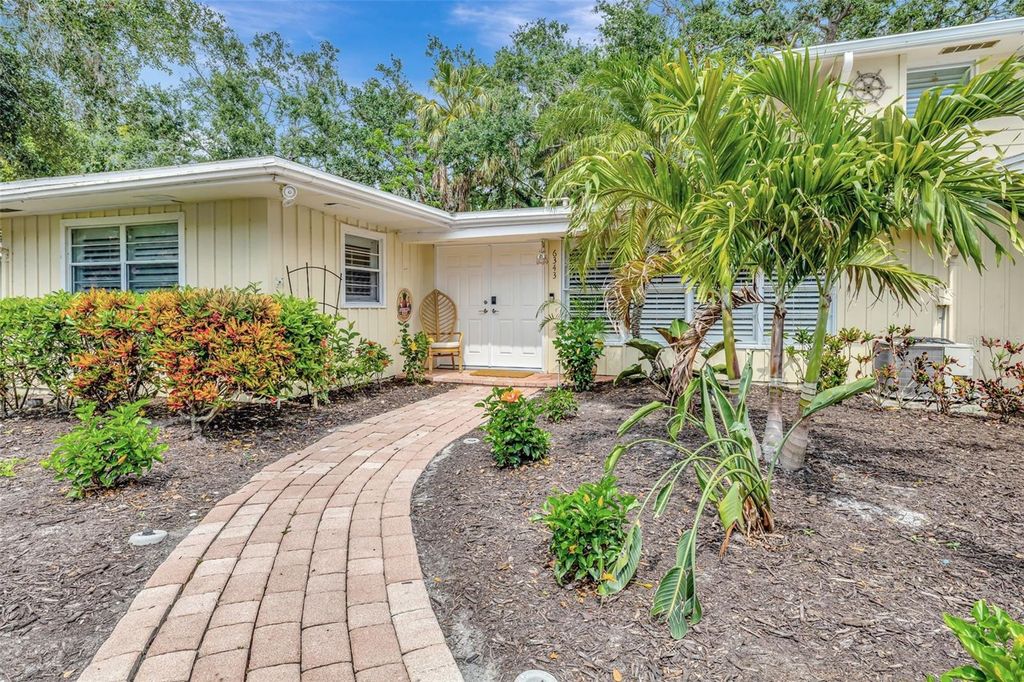 Photo of 6343 Hollywood Boulevard, Sarasota, FL 34231 (MLS # A4651023)