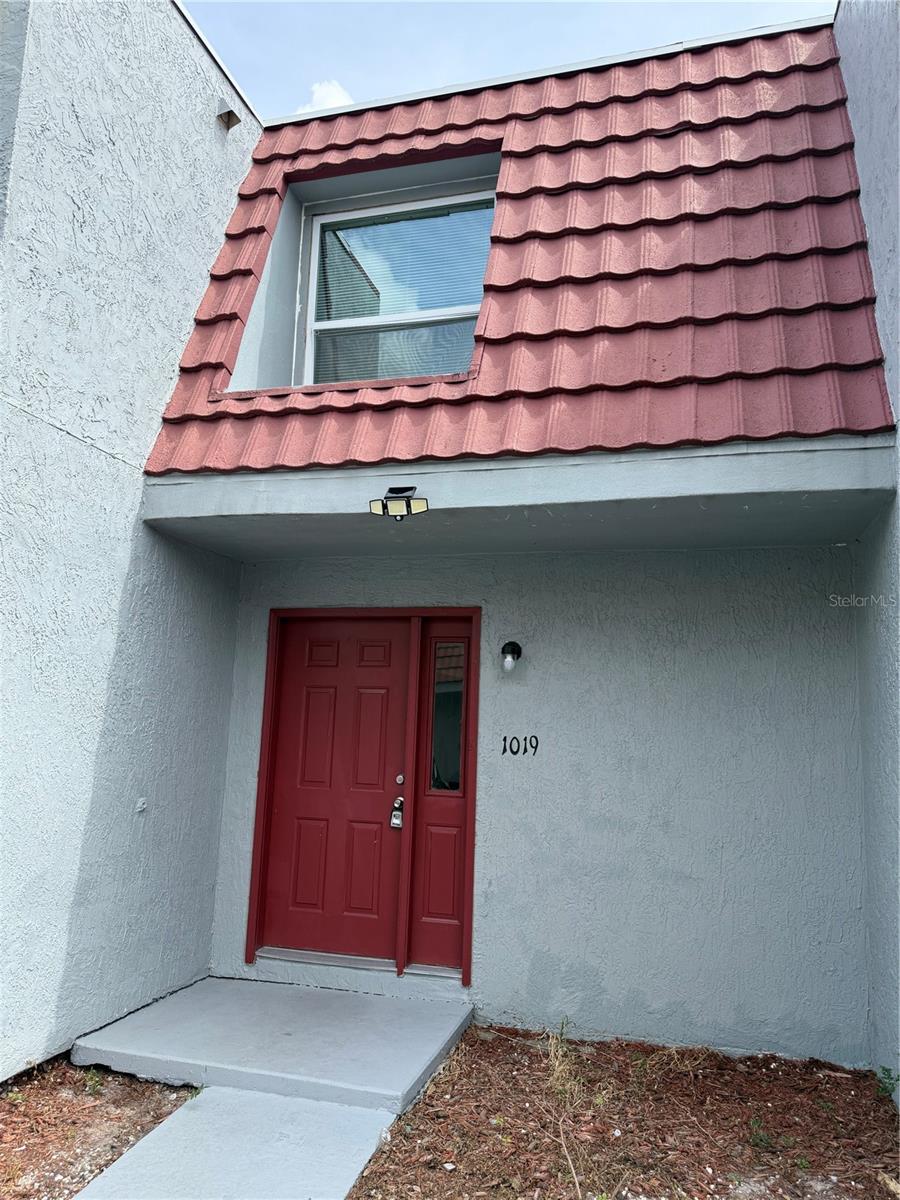 Welcome to this beautiful townhouse For Rent! located in the heart of Kissimmee! This spacious home offers 2Bed 1.5Bath, plenty natural light Enjoy a kitchen, conform living area, and private outdoor space perfect for relaxing or entertaining. Private backyard. Conveniently situated near shopping, dining, schools, and major highways, this home provides easy access to everything central Florida has, including Disney, Universal, and Orlando attraction. Move-in ready and ideal for anyone seeking comfort and convenience and Prime Location.