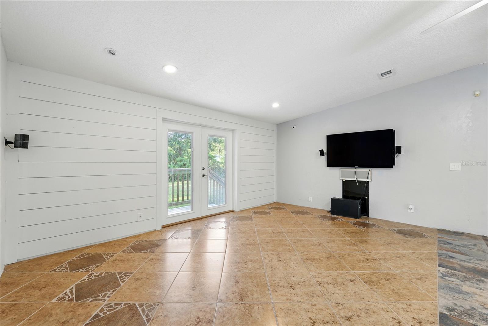 VENETIAN ISLES - Residential