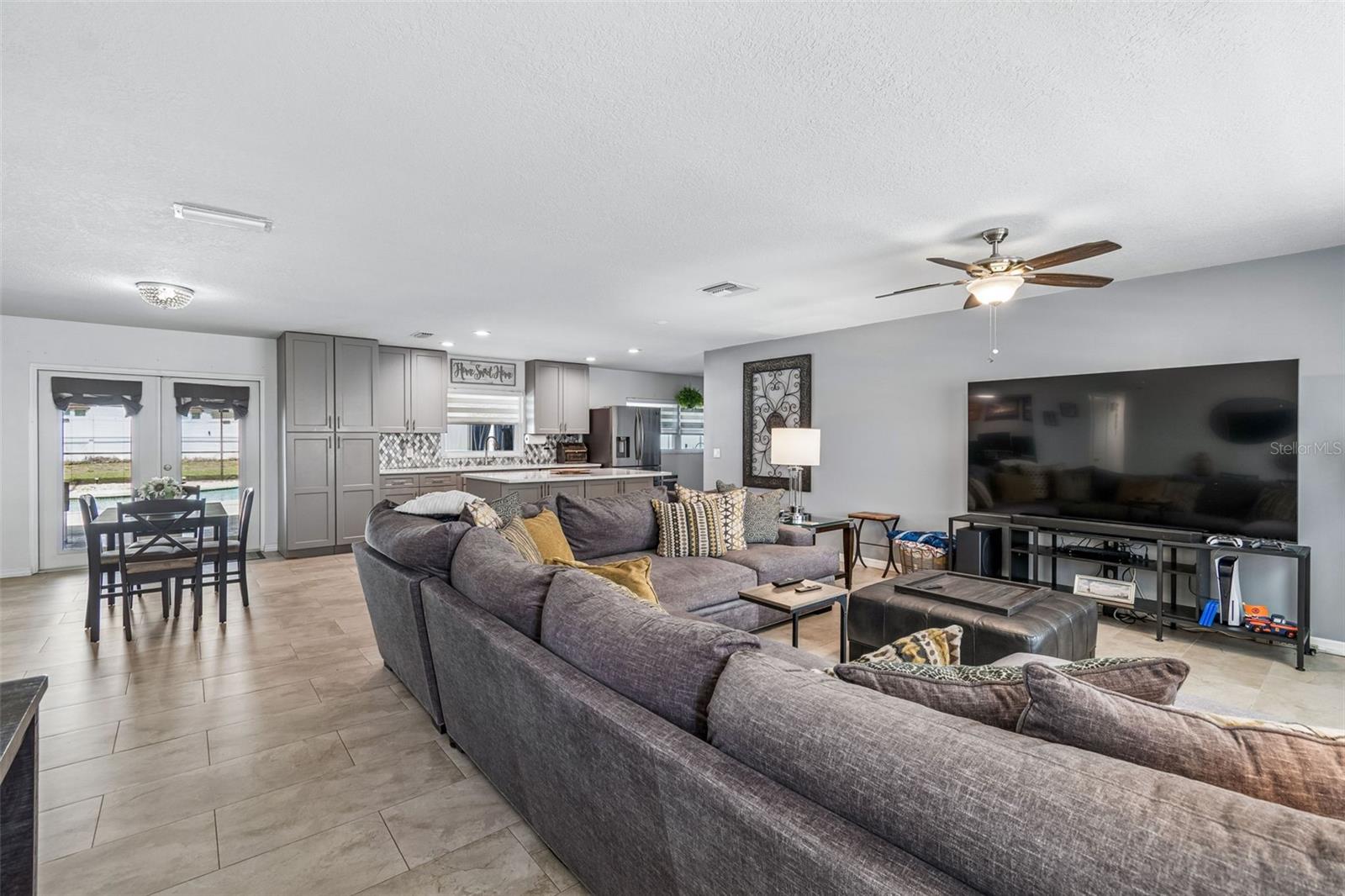 AVIS HOMES UNIT 1 - Residential