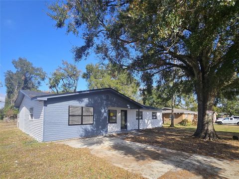 A home in LAKELAND