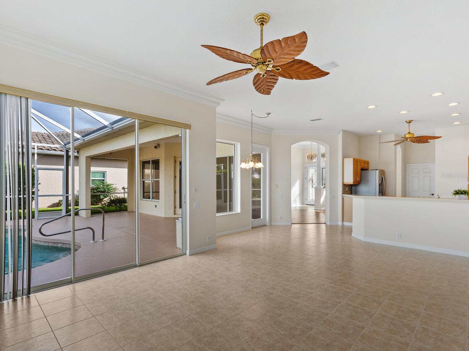 PELICAN POINTE GOLF & COUNTRY CLUB - Residential