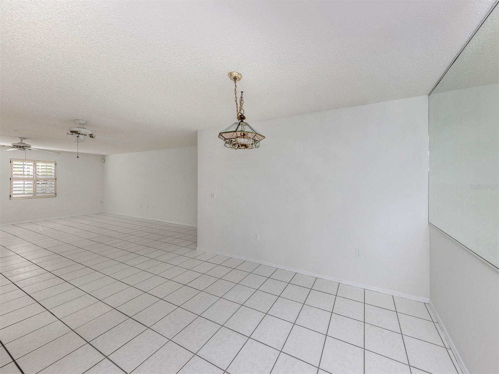 528 W VENICE AVENUE 1