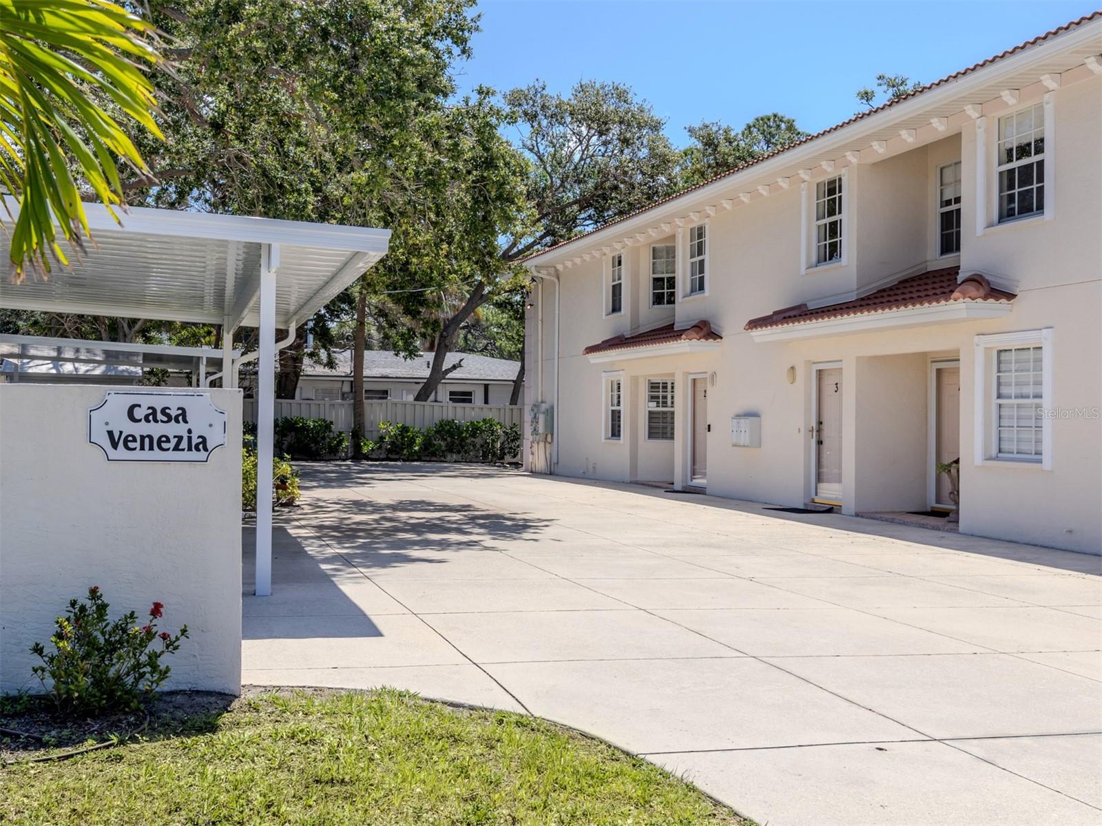 528 W VENICE AVENUE 1