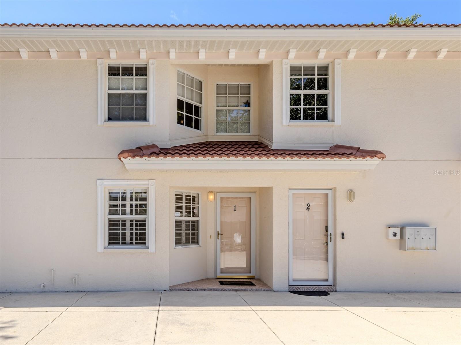 528 W VENICE AVENUE 1