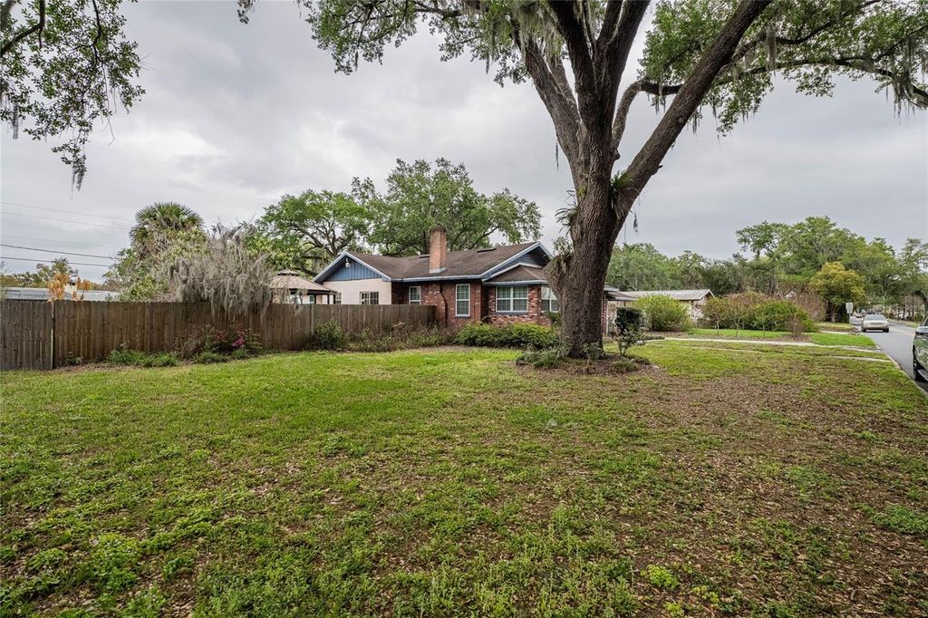 Photo of 315 W Oak Drive, Lakeland, FL 33803 (MLS # L4960878)