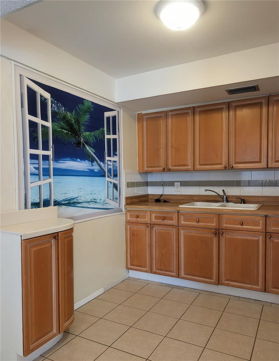 SEMINOLE SQUARE APTS - Residential