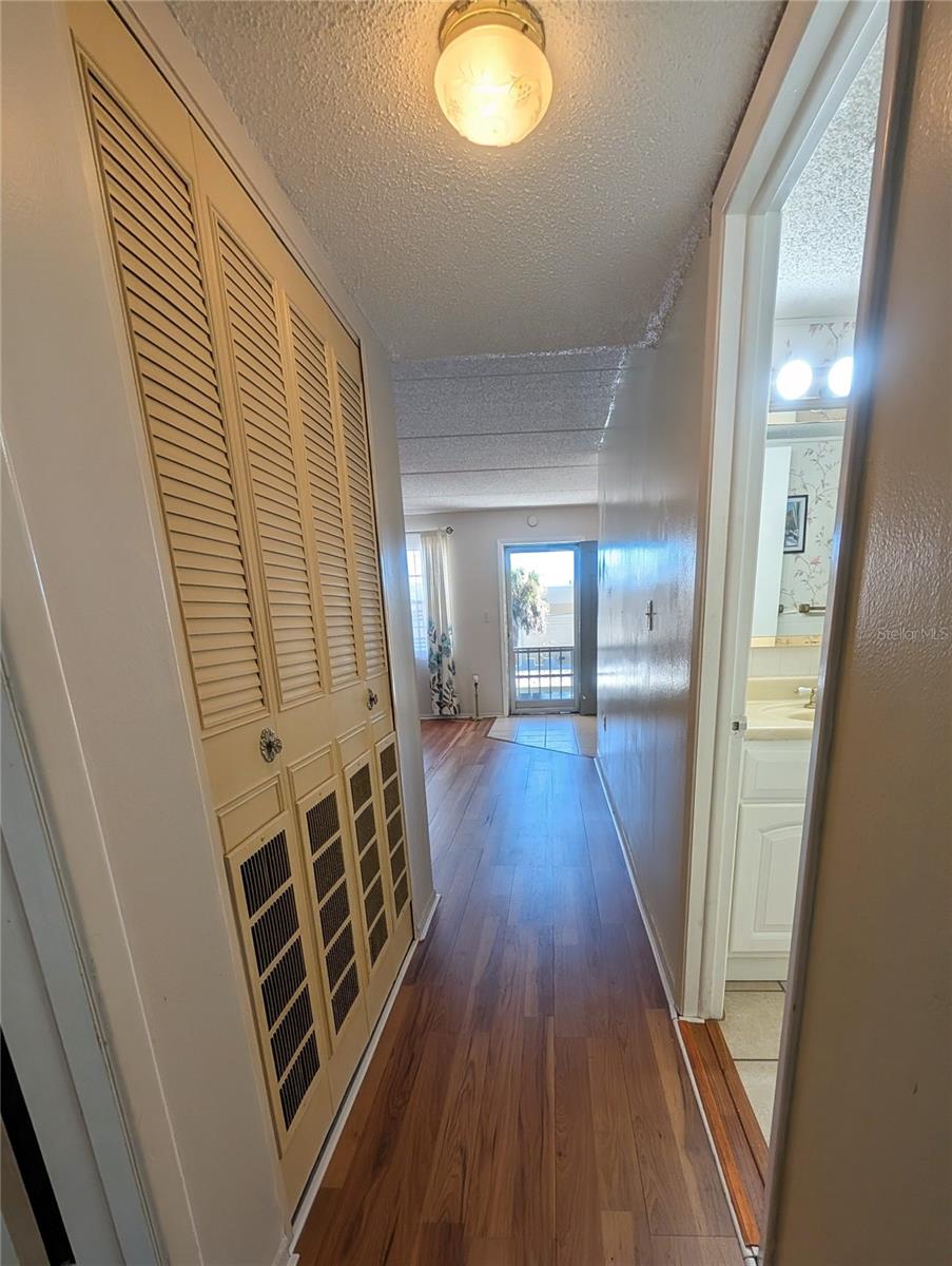 SEMINOLE SQUARE APTS - Residential