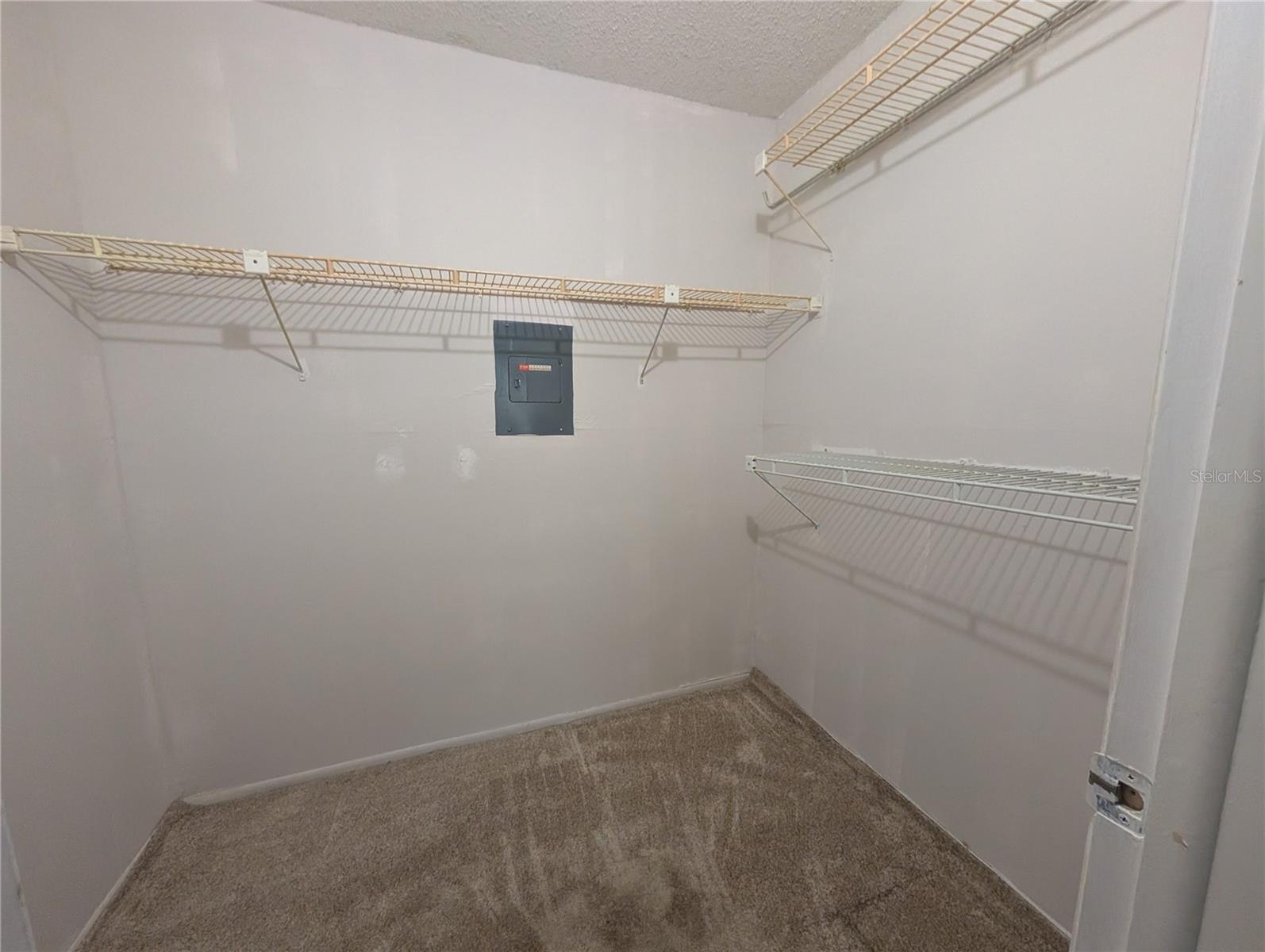 SEMINOLE SQUARE APTS - Residential