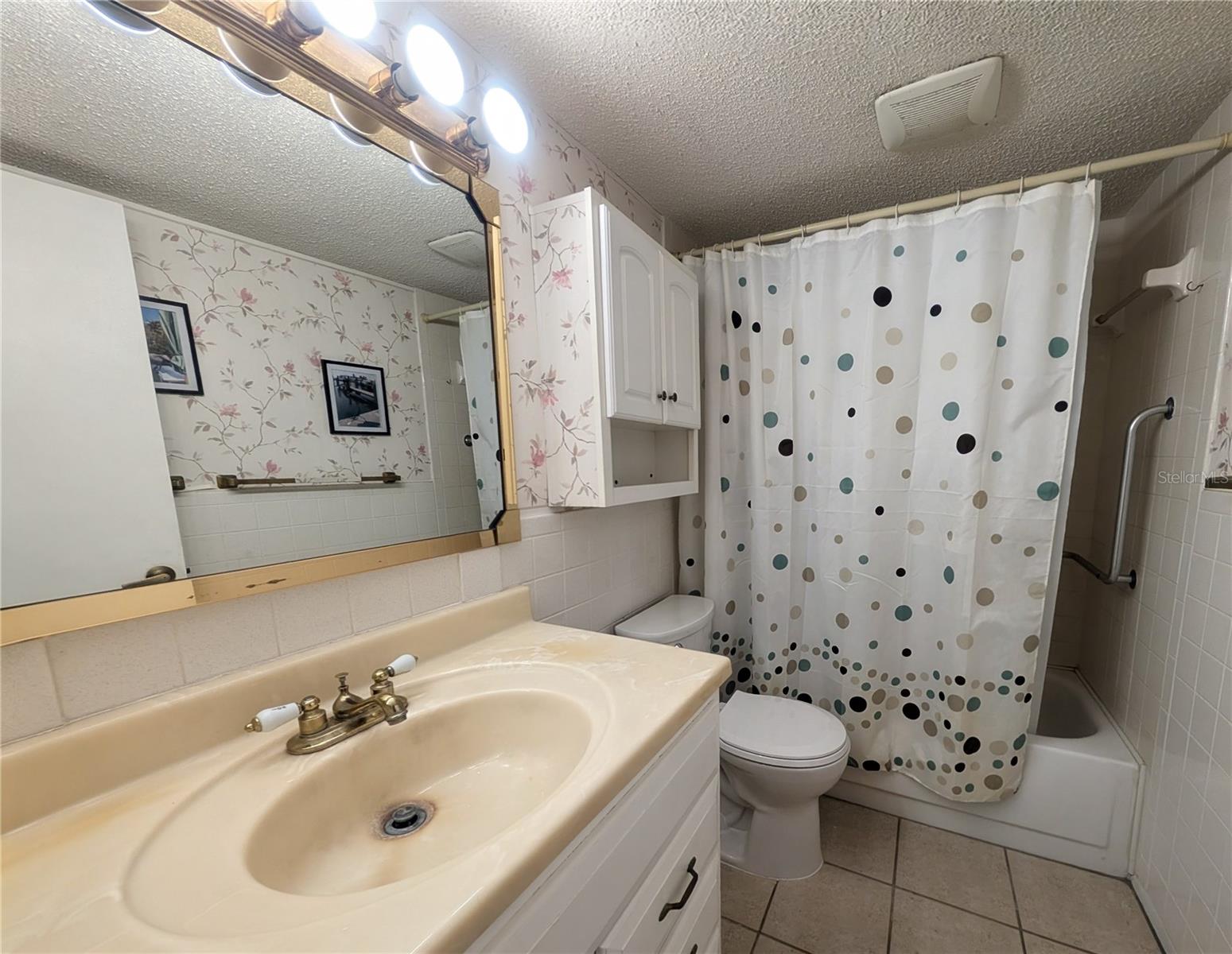 SEMINOLE SQUARE APTS - Residential