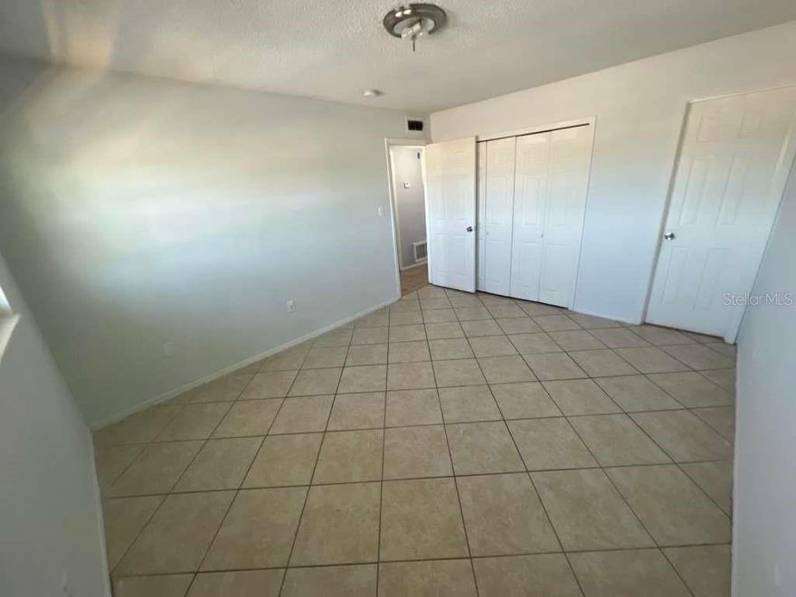 Spacious room with private bathroom is available for rent. Located just 10 minutes from Florida Mall, Restaurants, Premium Outlets, and 20 minutes from Disney and Orlando International Airport. You’ll have full access to the shared common areas of the apartment: living room, kitchen, and laundry.
Enjoy community amenities such as a pool, gym, and picnic area, perfect for relaxing after a long day. 
Ideal for a professional, couple, or student looking for a peaceful and well-located environment. Contact us today for more information or to schedule your showing!