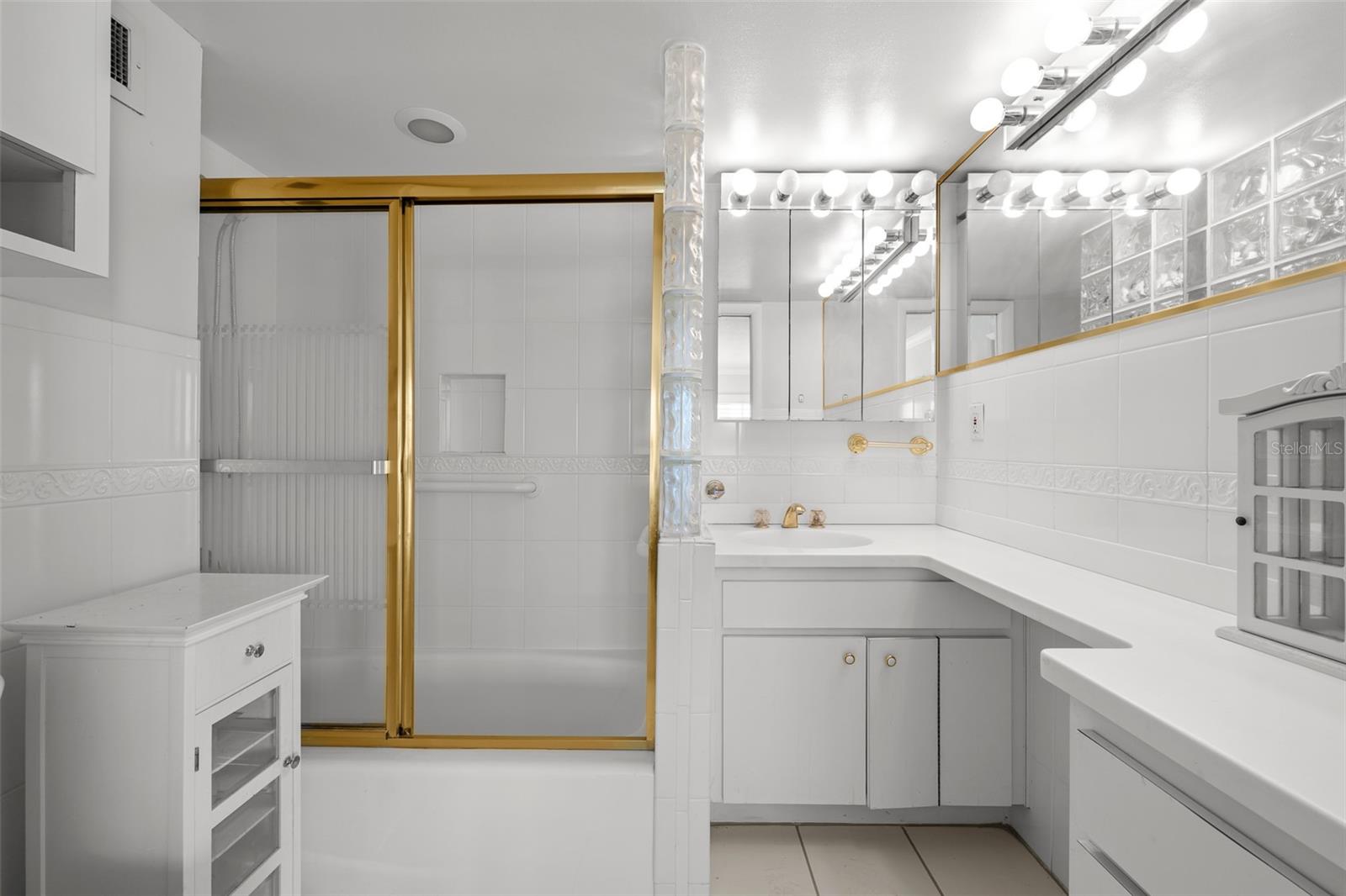 HARBOUR HOUSE CONDO - Residential