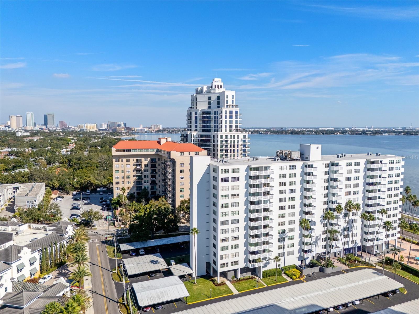 HARBOUR HOUSE CONDO - Residential