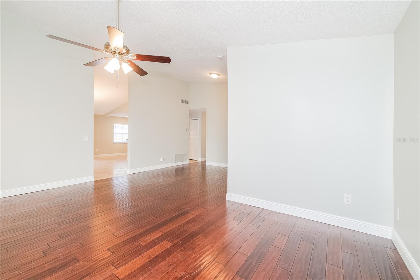 1535 LAWNDALE CIRCLE