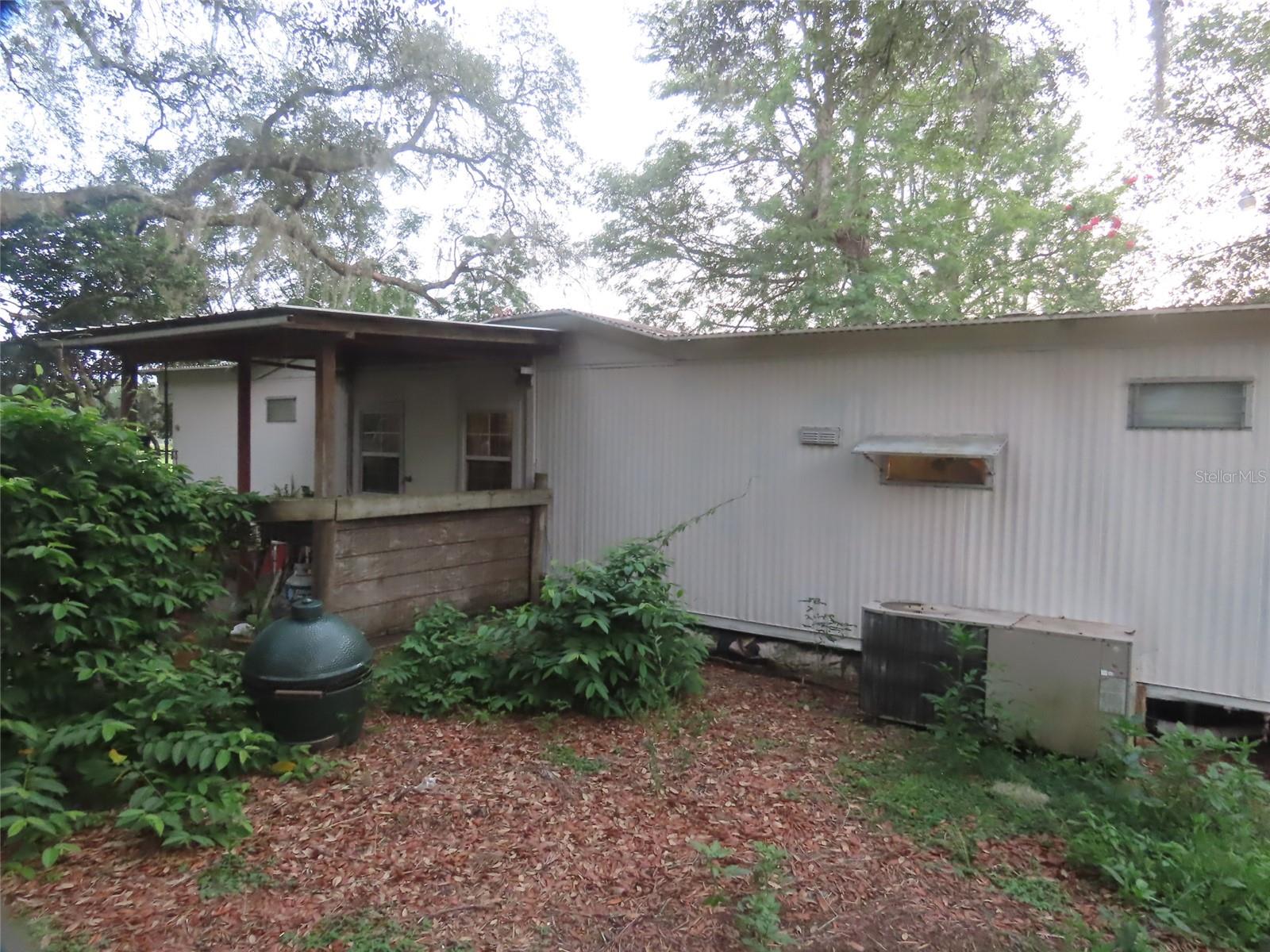 3 bedroom Manufactured home,1 1/2 baths split bedroom plan,home sits on approx 6 acres of pasture land, great for horses or cows,Great location with Publix shopping center across the street,quick access to 429 tollway