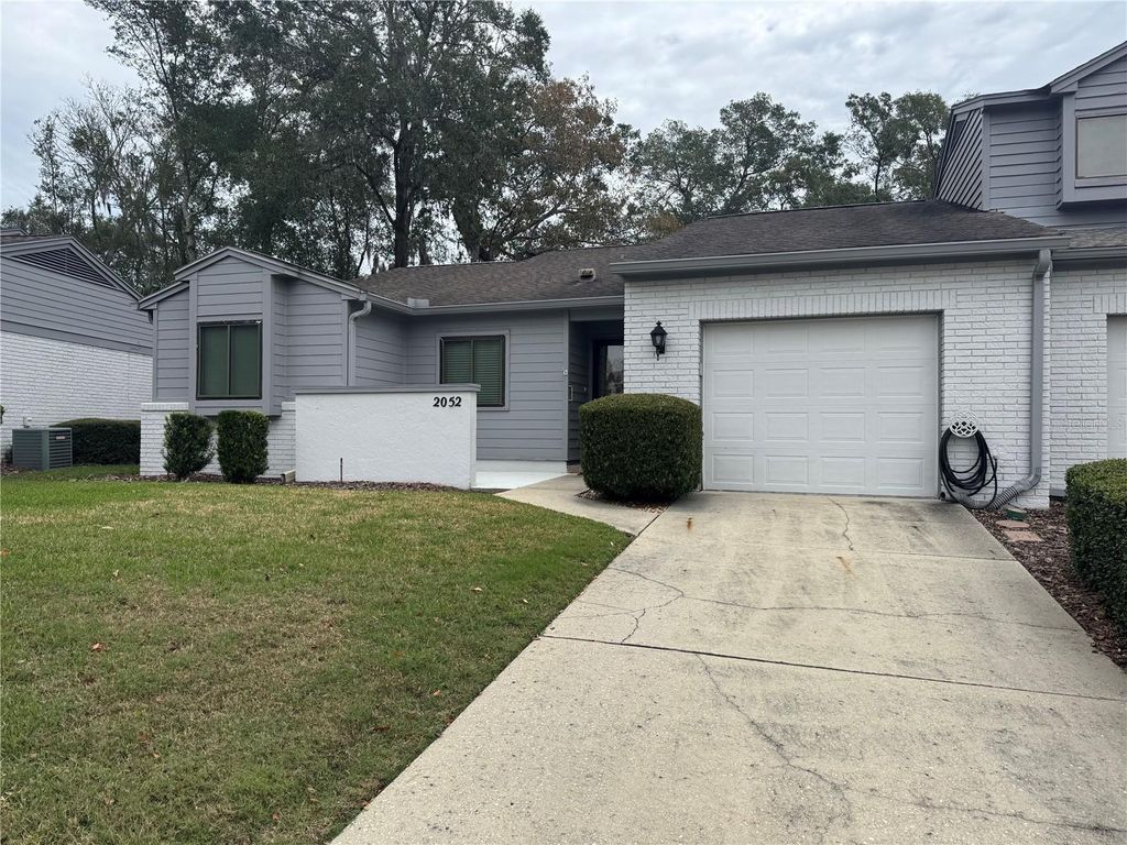 Photo of 2052 SE 37th Court Circle, Ocala, FL 34471 (MLS # OM716886)