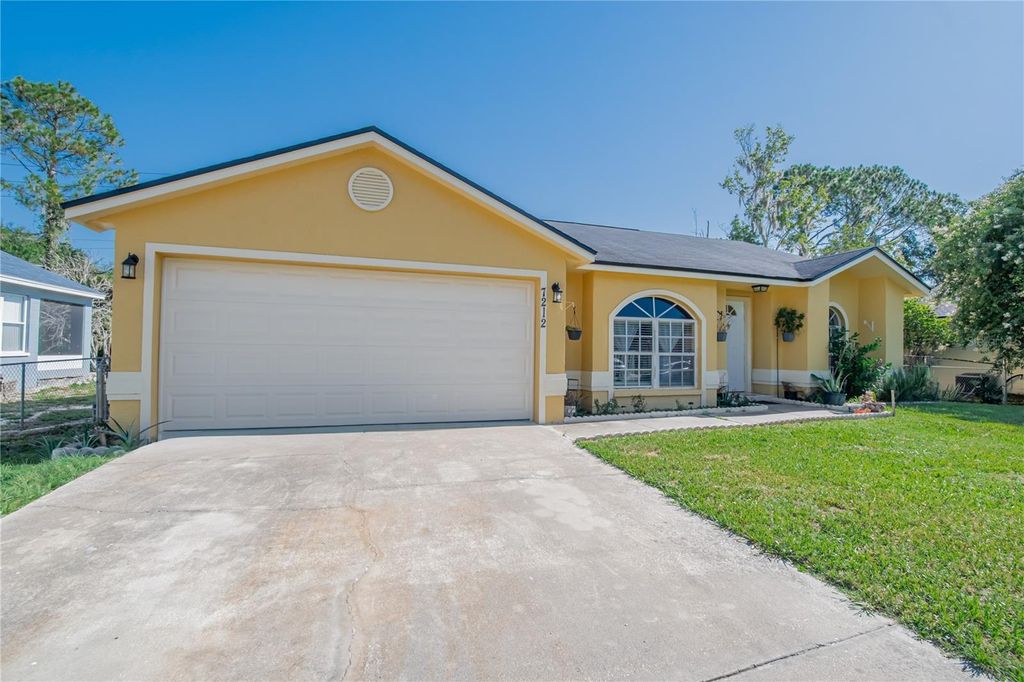 Photo of 7212 Pebble Pass Loop, Lakeland, FL 33810 (MLS # TB8529255)