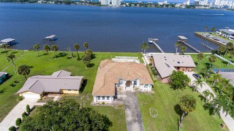 A home in DAYTONA BEACH