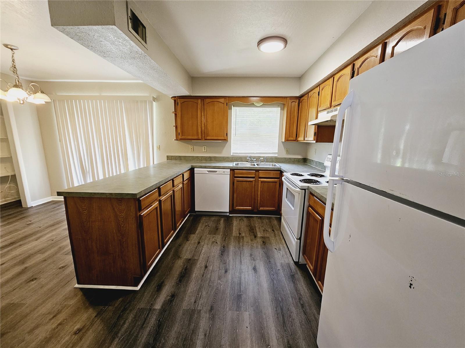 DEATON ESTATES ADD 01 - Residential Lease