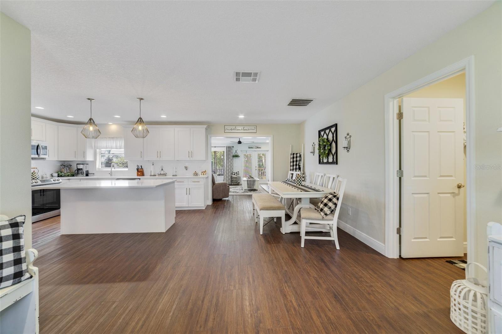 2136 TOPPING PLACE